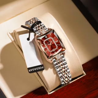 ساعة بوديگار النسائية الفاخرة – تصميم مستطيل بقرص أحمر مرصّع ولمسة ذهبية راقية